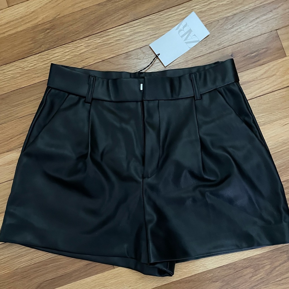 Zara Pleated Black Shorts Medium